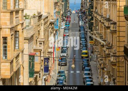 Malta,Valletta,elencati come patrimonio mondiale dall UNESCO,downtown,tipico vicolo con legno bow-windows Foto Stock