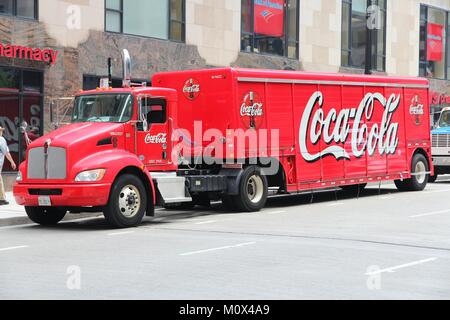 CHICAGO - 27 giugno: la gente a piedi passato Coca-Cola carrello su Giugno 27, 2013 a Chicago. La Coca Cola Company è una società produttrice di bevande con USD 48 miliardi in revenu Foto Stock