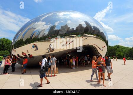 CHICAGO - 27 giugno: visitare la gente del Cloud Gate in Millennium Park a giugno 27, 2013 a Chicago. Con 2,7 milioni di residenti, Chicago è la terza più populou Foto Stock