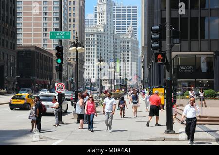 CHICAGO - 27 giugno: la gente a piedi nel centro cittadino di Giugno 27, 2013 a Chicago. Chicago è la terza più popolosa città statunitense con 2,7 milioni di residenti (8,7 milioni di Foto Stock