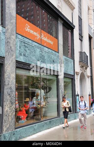 CHICAGO - 26 giugno: la gente a piedi passato Tommy Bahama store al Magnificent Mile su Giugno 26, 2013 a Chicago. Il miglio magnifico nel cuore di Parma è uno dei più prestigiou Foto Stock