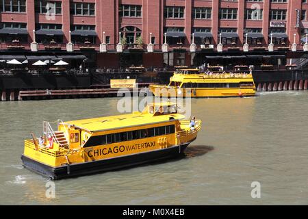 CHICAGO - 27 giugno: persone ride Chicago Acqua su Giugno 27, 2013 a Chicago. Il Taxi acqueo lungo il fiume Chicago è parte importante del trasporto pubblico in Foto Stock