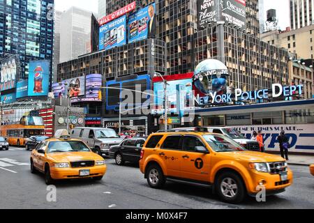 NEW YORK - 2 luglio: taxi auto lungo Times Square il 2 luglio, 2013 a New York. Times Square è uno dei monumenti più conosciuti in tutto il mondo. Più tha Foto Stock