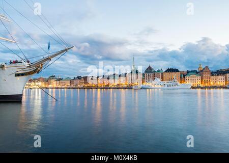 La Svezia,Stoccolma,isola di Skeppsholmen con la tre-masted af Chapman del 1888 trasformata nel 1949 in un ostello della gioventù e la Gamla Stan (la città vecchia) in background Foto Stock