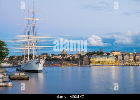 La Svezia,Stoccolma,isola di Skeppsholmen con la tre-masted af Chapman del 1888 trasformata nel 1949 in un ostello della gioventù e il quartiere di Sodermalm in background Foto Stock