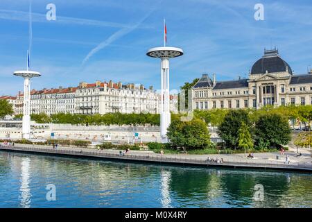 Francia,Rhone,Lyon,quai Claude Bernard sulle rive del fiume Rodano,Jean Moulin Lyon 3 università sul lato destro Foto Stock