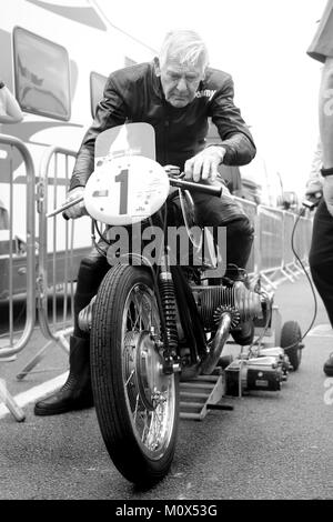 85 enne Motorcycle racing legend Sammy Miller iniziando la sua bici Foto Stock