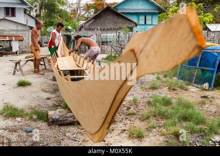 Filippine,Palawan,Roxas,Isola Verde,pescatori facendo una barca di legno tradizionale Foto Stock