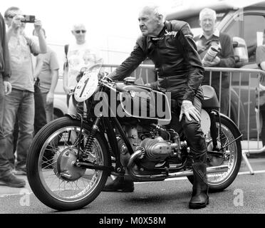 85 enne Motorcycle racing legend Sammy Miller iniziando la sua bici Foto Stock