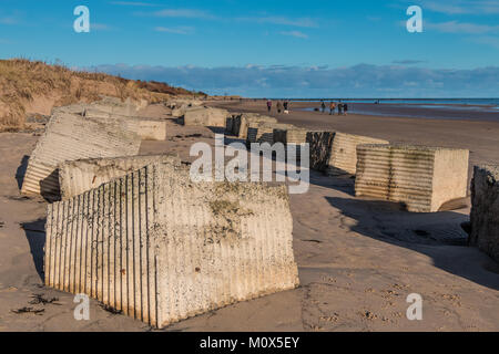 II Guerra Mondiale spiaggia ostacoli di difesa a Alnmouth, Northumberland, Regno Unito, con spazio di copia Foto Stock