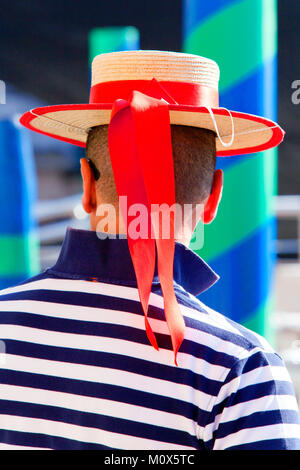 Gondoliere che indossa un diportista più paglia hat, Venezia, Veneto, Italia Foto Stock