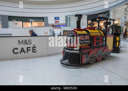 Treno e marchi e Spencers cafe nel centro commerciale Liffey Valley, Dublino, Irlanda Foto Stock