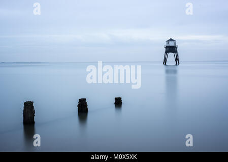 Faro vittoriano a Dovercourt vicino Hawrich sulla costa di Essex di Sunrise Foto Stock