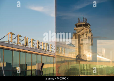 Aeroporto di Tenerife Sur, torre di controllo, nome segno, airside attraverso il vetro della finestra di gate di imbarco, Reina Sofia, Isole Canarie, Spagna Foto Stock