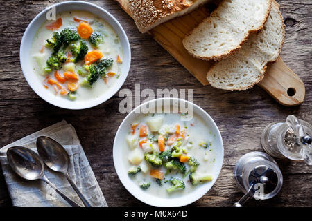 Paio di bocce di fatti in casa zuppa di broccoli Foto Stock