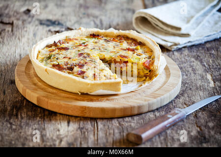 Semplice in casa il porro cipolla e pancetta torta Foto Stock