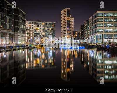 Clarence Dock / Dock di Leeds a Leeds, West Yorkshire, Regno Unito durante la notte Foto Stock