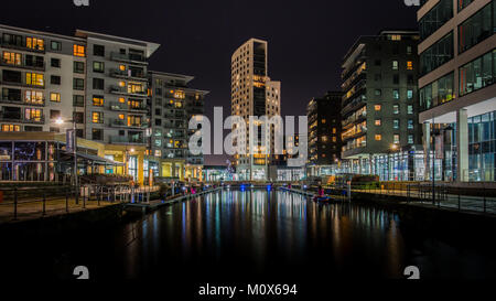 Clarence Dock / Dock di Leeds a Leeds, West Yorkshire, Regno Unito durante la notte Foto Stock
