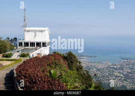 Funivia stazione superiore su Pico Isabel de Torres mountain e la vista della costa atlantica e San Felipe de Puerto Plata, Repubblica Dominicana, dei Caraibi Foto Stock