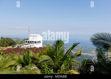 Funivia stazione superiore su Pico Isabel de Torres mountain e la vista della costa atlantica a San Felipe de Puerto Plata, Repubblica Dominicana, dei Caraibi Foto Stock