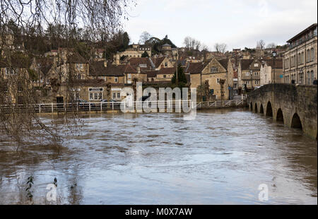 Il gonfio fiume Avon in Bradford on Avon, Wiltshire, Inghilterra, 22 Gennaio 2018 Foto Stock