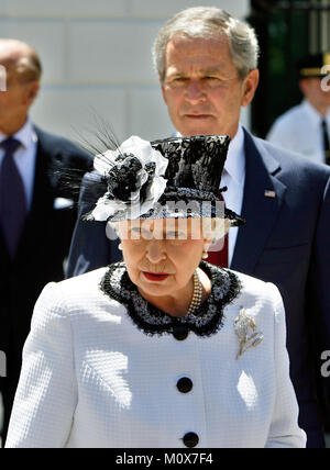 WASHINGTON - maggio 07: (AFP) il Presidente degli Stati Uniti George W. Bush (fondo) e Sua Maestà la Regina Elisabetta II a piedi dalla Casa Bianca a Blair House lungo Pennsylvania Avenue 7 Maggio 2007 a Washington, DC. Questa è la regina della quinta visita ufficiale negli Stati Uniti in cinquant'anni. (Foto da Chip Somodevilla/Getty Images) *** Caption locale *** George W Bush;George W Bush/ MediaPunch Foto Stock