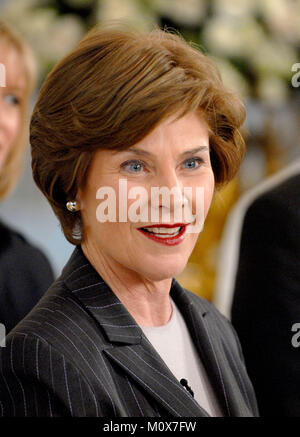 Washington, D.C. - 7 Maggio 2007 -- la First Lady Laura Bush anteprime di inserire le impostazioni nello stato in sala da pranzo per la cena di Stato in onore di Sua Maestà la Regina Elisabetta II e Sua Altezza Reale il Principe Filippo , Duca di Edimburgo di Gran Bretagna nella Casa Bianca a Washington D.C. il lunedì, 7 maggio 2007. .Credito: Ron Sachs / CNP/ MediaPunch Foto Stock