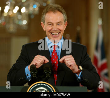 Washington, D.C. - 25 Maggio 2006 -- il primo ministro Tony Blair del Regno Unito e presidente degli Stati Uniti George W. Bush di tenere una conferenza stampa congiunta nella Sala Est della Casa Bianca a Washington D.C. il 25 maggio 2006. Blair era alla Casa Bianca per colloqui su una vasta gamma di problemi con il presidente..Credit: Ron Sachs / CNP/ MediaPunch Foto Stock