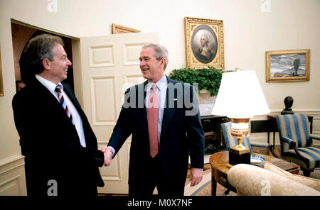 Washington, D.C. - 26 Maggio 2006 -- Il Presidente degli Stati Uniti George Bush saluta il Primo Ministro Tony Blair della Gran Bretagna nell'Ufficio Ovale della Casa Bianca, Venerdì, 26 maggio 2006, durante il secondo giorno del primo ministro due giorni di visita. .Credito: Eric Draper - White House via CNP/ MediaPunch Foto Stock