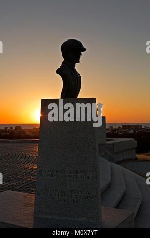 NC01435-00...North Carolina - Sunrise presso i busti dei fratelli Wright presso il monumento che commemora il sito del loro primo volo a Kitty Hawk in Foto Stock