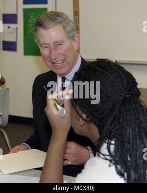 Washington, D.C. - 2 Novembre 2005 -- Il principe Carlo condivide un ridere con azzuro Germania, 14, durante una visita alla scuola di sementi a Washington, mercoledì, nov. 2, 2005. Il seme scuola offre un corso intensivo di accademici e di istruzione di imbarco per 320 bambini urbani in gradi da sette a dodici. Il principe Carlo e Camilla sono su 8 giorni di tour degli Stati Uniti..Credit: AP Photo/Susan Walsh via CNP.(restrizione: No New York Metro o altri giornali nel raggio di 75 miglia da New York City)/ MediaPunch Foto Stock