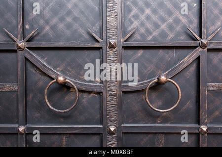 Ferro battuto porte. con maniglia circolare Foto Stock