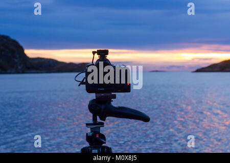 Canon 6D fotocamera su un treppiede Manfrotto con una Hahnel Giga T Pro II telecomando durante il tramonto Foto Stock