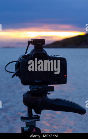 Canon 6D fotocamera su un treppiede Manfrotto con una Hahnel Giga T Pro II telecomando durante il tramonto Foto Stock