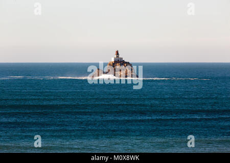 Tillamook Rock faro al largo della costa della Oregon in oceano Pacifico in una giornata di mare calmo Foto Stock