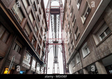 Struttura di ferro vista tra edifici del Ponte di Vizcaya in Portugalete,Paese Basco,Spagna. Foto Stock