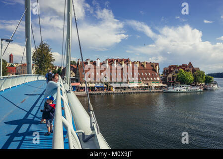 Un ponte pedonale in città Mikolajki Mragowo, County in Warmian-Masurian voivodato di Polonia Foto Stock
