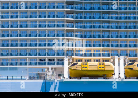 Multi-storey lato di Royal Caribbean è ovazione dei mari nave da crociera con balconi. Foto Stock