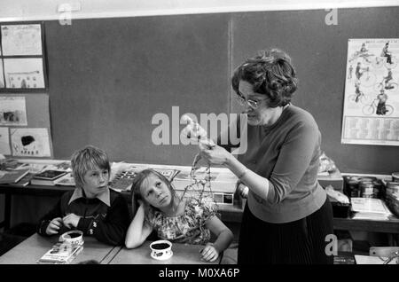 Villaggio scuola primaria degli anni settanta in Inghilterra. Cheveley Cambridgeshire 1978 70S UK HOMER SYKES Foto Stock