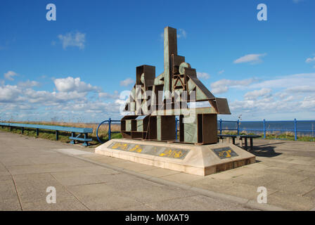 monumento ai minatori di carbone e alle miniere di carbone che mostra i nomi di buche e filoni sulla cima della scogliera che si affaccia sul mare a Seaham nella contea di Durham Foto Stock