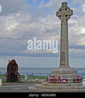 La statua Tommy di Ray Lonsdale e monumento ai caduti al porto di Seaham Foto Stock