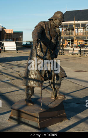 Coxswain scultura di Ray Lonsdale a Seaham Harbor, County Durham in commemorazione della scialuppa di salvataggio e perdita di vita Foto Stock