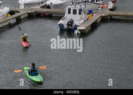 Addestramento in kayak a Seaham Harbor Marina, County Durham con istruzioni fornite Foto Stock