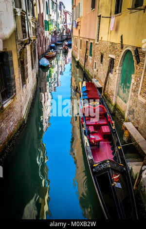Canali ed edifici storici di Venezia, Italia. Stretti canali di vecchie case e di riflessione su acqua su un giorno di estate a Venezia, Italia. Foto Stock