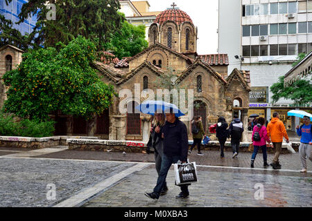 Al di fuori della Chiesa greco-ortodossa di Panaghia Kapnikarea, nel centro di Ermou Street nel centro di Atene, Grecia Foto Stock