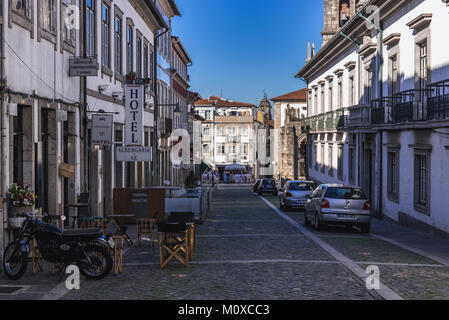 Rua Dom Goncalo Pereira vicino a Cattedrale di Braga, una delle più antiche città in Portogallo, situato nella storica provincia Minho Foto Stock