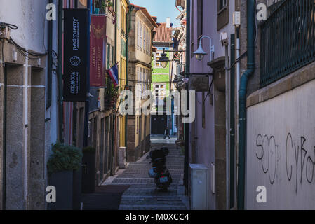 Stretto vicolo della vecchia città di Braga, una delle più antiche città in Portogallo, situato nella storica provincia Minho Foto Stock