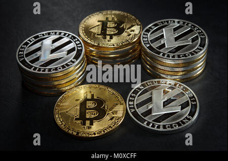 Tre stack di cryptocurrency monete con singolo bitcoin e litecoin Foto Stock