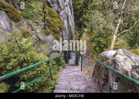 Percorso a piedi su Szczeliniec Wielki, la vetta più alta delle montagne Stolowe (tabella montagne) gamma, parte di Sudetes, Bassa Slesia regione della Polonia Foto Stock