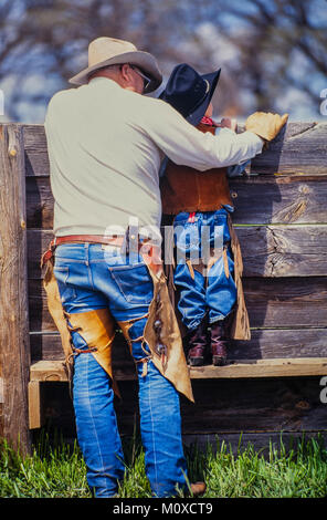 Ranch vicini con l aiuto di un allevamento bovino roundup e il branding in Sud Dakota. Foto Stock